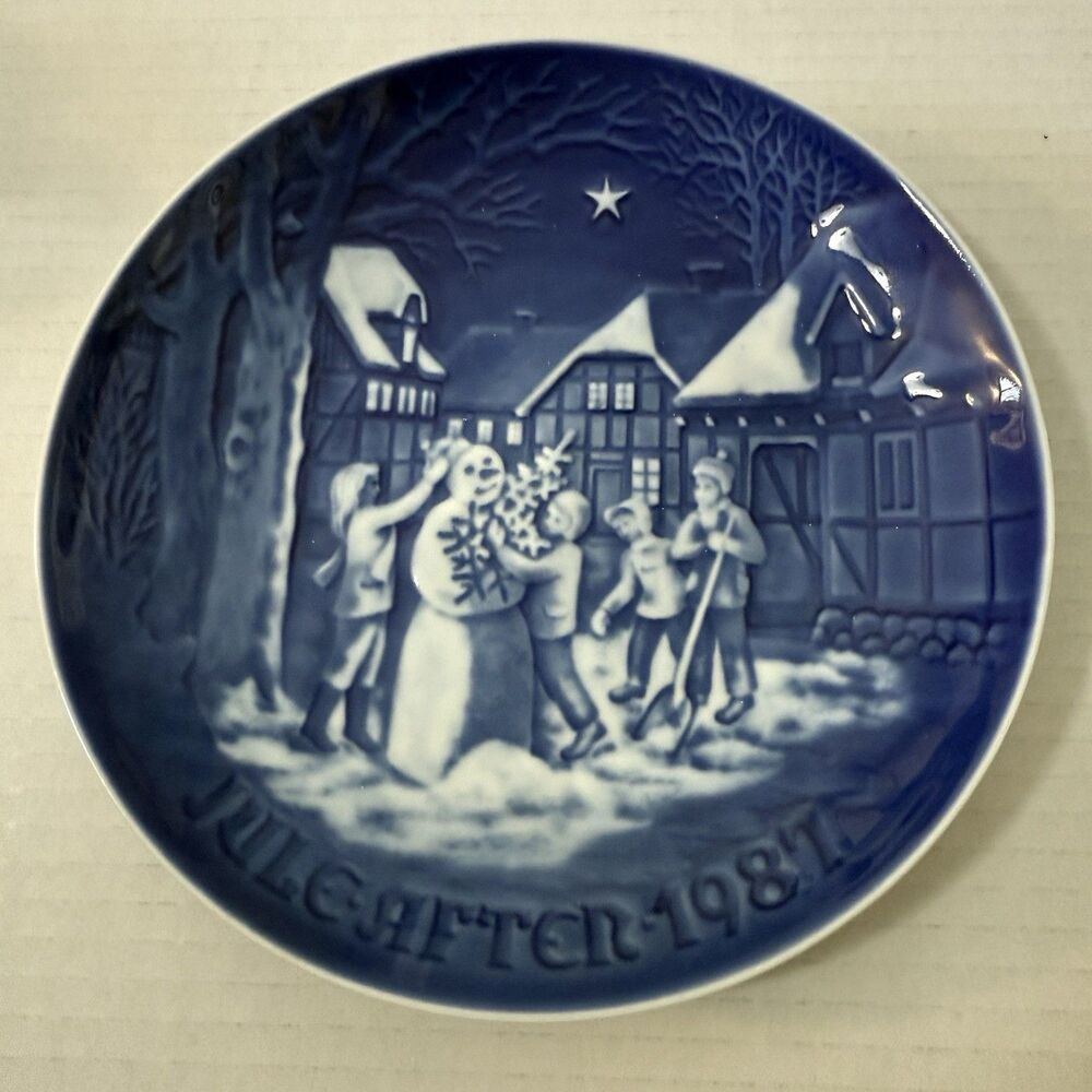 B&G Copenhagen Porcelain Bing & Grondahl 1987 The Snowman's Christmas Eve Plate